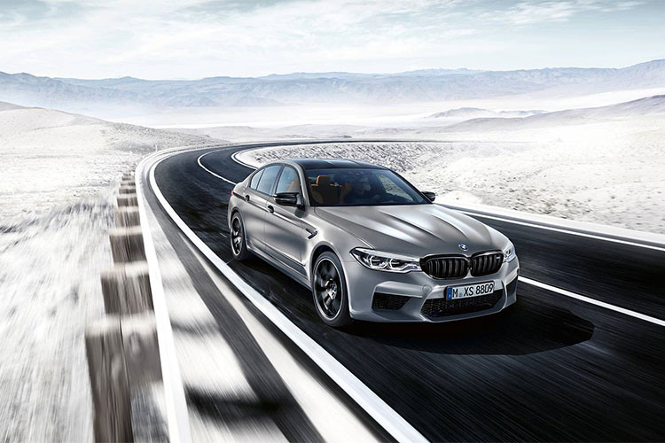 Phiên bản BMW M5 Competition 2019 vừa bổ sung vào dải sản phẩm những mẫu xe hiệu suất cao của thương hiệu BMW. Không chỉ chú trọng đến hiệu năng xe với sức mạnh được sánh ngang với những siêu xe thương mại hiện nay, BMW còn quan tâm đến sự sang trọng của siêu sedan này. 