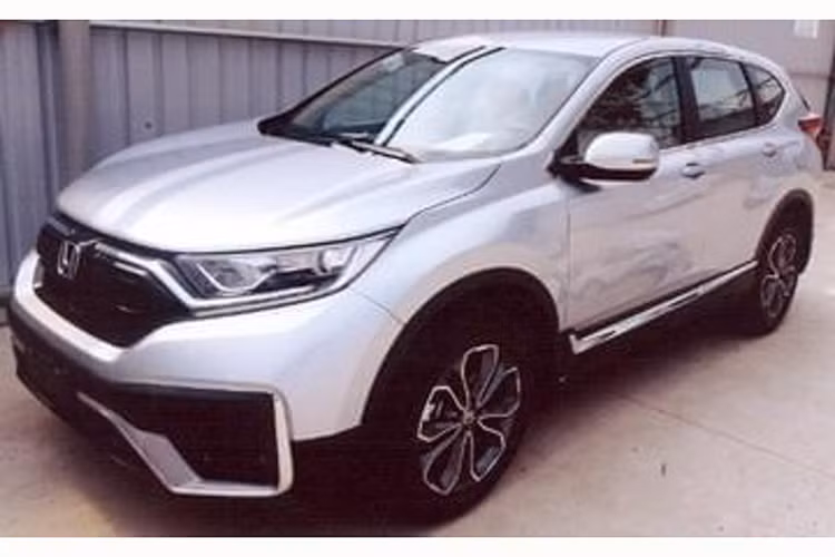 Về ngoại hình, Honda CR-V facelift 2020 mới có nhiều điểm mới tương đương như phiên bản bán ra ở thị trường Bắc Mỹ như: Cụm lưới tản nhiệt mới sơn màu đen bóng tích hợp thanh viền crôm phía trên, cản trước cũng được thiết kế lại với viền chrome trải dài và hốc gió góc cạnh hơn. “Dàn chân” cũng được nâng cấp với mâm xe thiết kế mới (18 inch) mảnh mai hơn trước được sơn 2 tông màu và ốp cản sau thể thao hơn.
