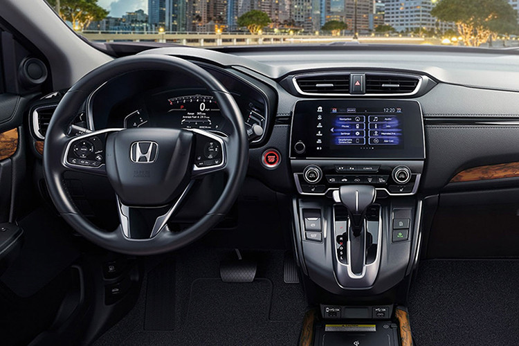 Bên trong nội thất Honda CR-V facelift mới không có sự thay đổi so với phiên bản hiện tại, nhưng được nâng cấp về tiện ích giải trí như: trang bị sạc điện thoại không dây và cổng sạc USB bố trí tại bảng điều khiển trung tâm, hiện chưa rõ phiên bản bán ở Việt Nam có được nâng cấp giống như tại thị trường Bắc Mỹ hay không.