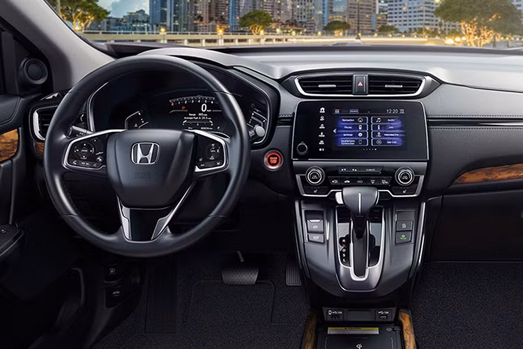 Bên trong nội thất Honda CR-V facelift mới không có sự thay đổi so với phiên bản hiện tại, nhưng được nâng cấp về tiện ích giải trí như: trang bị sạc điện thoại không dây và cổng sạc USB bố trí tại bảng điều khiển trung tâm, hiện chưa rõ phiên bản bán ở Việt Nam có được nâng cấp giống như tại thị trường Bắc Mỹ hay không.