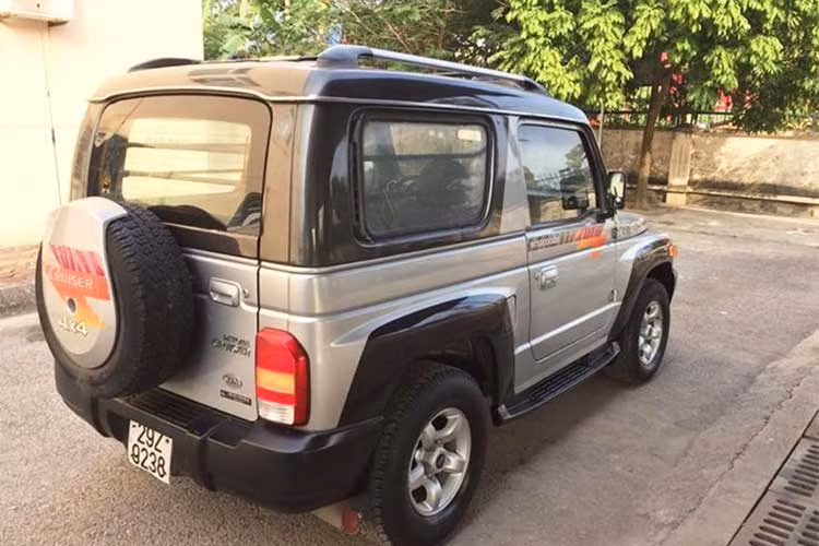 Kia Retona có kích thước Dài x Rộng x Cao là 4.025 x 1.745 x 1.835 (mm). Nặng 1.480 kg. Xe có thiết kế 3 cửa, lốp treo sau đúng chất SUV.