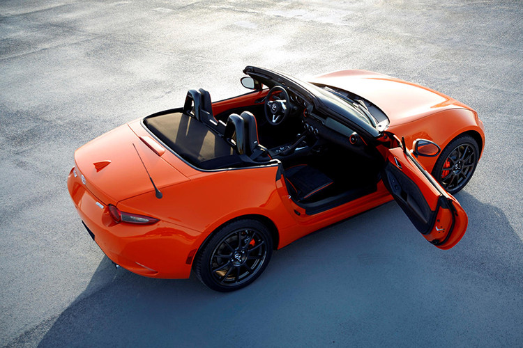 Về thiết kế ngoại thất của xe Mazda Miata đặc biệt này, nó sở hữu màu sơn cam Racing Orange bắt mắt. Mâm xe nhôm đúc thể thao và được sơn đen bóng.