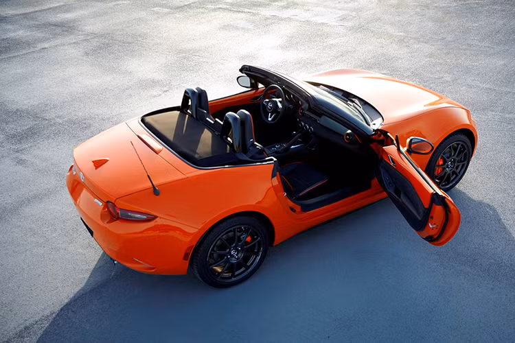 Về thiết kế ngoại thất của xe Mazda Miata đặc biệt này, nó sở hữu màu sơn cam Racing Orange bắt mắt. Mâm xe nhôm đúc thể thao và được sơn đen bóng.