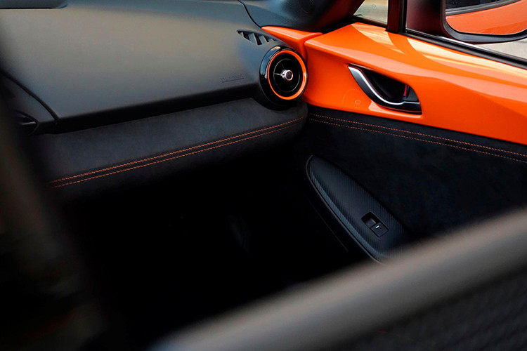 Bên trong nội thất, xe sở hữu ghế thể thao Recaro với các điểm nhấn màu cam, hệ thống âm thanh Bose 9 loa. Màu cam chủ đạo cũng xuất hiện trên viền cửa, bảng điều khiển và cần số. Hệ thống kết nối Apple CarPlay và Android Auto. Các mẫu sử dụng hộp số sàn còn được trang bị bộ giảm xóc Bilstein.