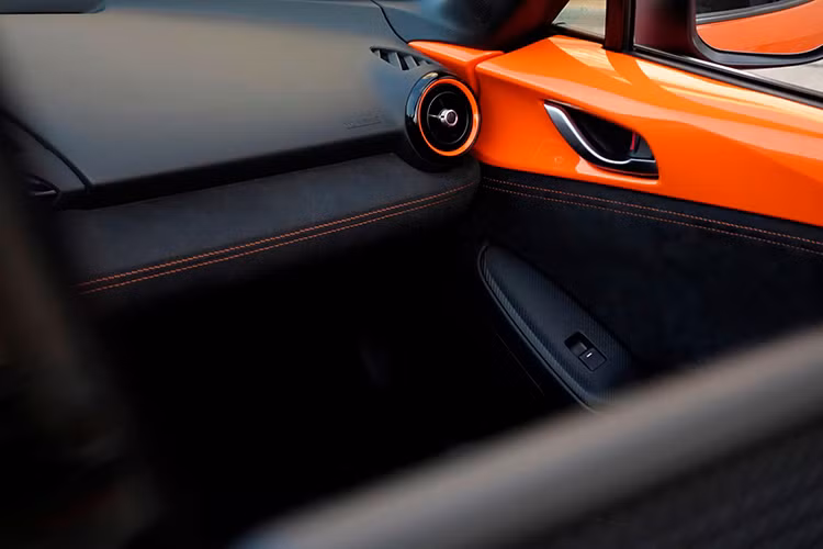 Bên trong nội thất, xe sở hữu ghế thể thao Recaro với các điểm nhấn màu cam, hệ thống âm thanh Bose 9 loa. Màu cam chủ đạo cũng xuất hiện trên viền cửa, bảng điều khiển và cần số. Hệ thống kết nối Apple CarPlay và Android Auto. Các mẫu sử dụng hộp số sàn còn được trang bị bộ giảm xóc Bilstein.