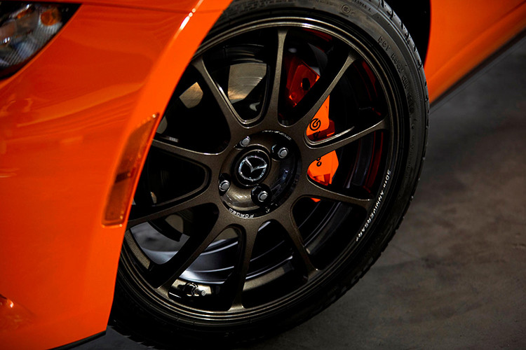 Giá xe Mazda MX-5 phiên bản kỷ niệm 30 năm bán ra từ 34.995 USD (khoảng 811 triệu đồng) cho phiên bản mui trần, trong khi bản mui cứng RF có giá từ 37.595 USD (khoảng 872 triệu đồng). Nếu muốn thêm tùy chọn hộp số tự động, khách hàng cần chi thêm 500 USD cho mẫu mui trần và 400 USD cho mẫu RF.