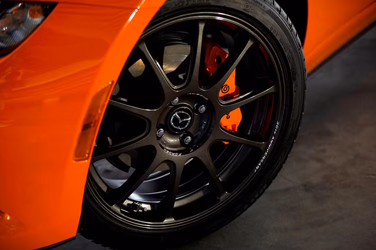 Giá xe Mazda MX-5 phiên bản kỷ niệm 30 năm bán ra từ 34.995 USD (khoảng 811 triệu đồng) cho phiên bản mui trần, trong khi bản mui cứng RF có giá từ 37.595 USD (khoảng 872 triệu đồng). Nếu muốn thêm tùy chọn hộp số tự động, khách hàng cần chi thêm 500 USD cho mẫu mui trần và 400 USD cho mẫu RF.