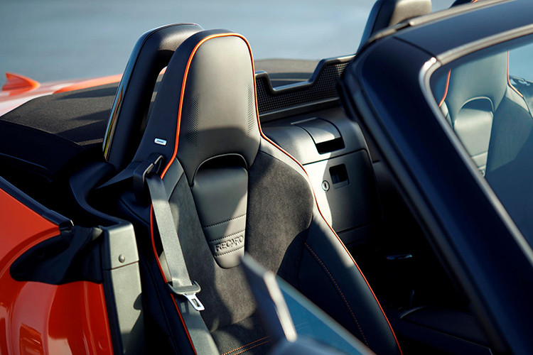 Tại thị trường Nhật Bản, Mazda MX-5 phiên bản kỷ niệm trang bị động cơ 4 xy-lanh 1,5 lít. Trong khi đó tại các thị trường khác, xe sử dụng phiên bản động cơ 2,0 lít, có công suất 181 mã lực.