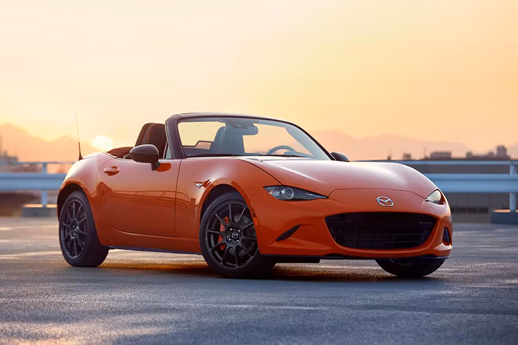 Để kỉ niệm sinh nhật lần thứ 30 của mẫu xe thể thao Miata (MX5), Mazda đã ra mắt phiên bản đặc biệt có tên 30th Anniversary Edition tại Mỹ. Chiếc xe Mazda Miata 30th Anniversary Edition được mang tới Triển lãm ô tô Chicago 2019 với màu cam của xe đua và một số chi tiết đặc biệt.