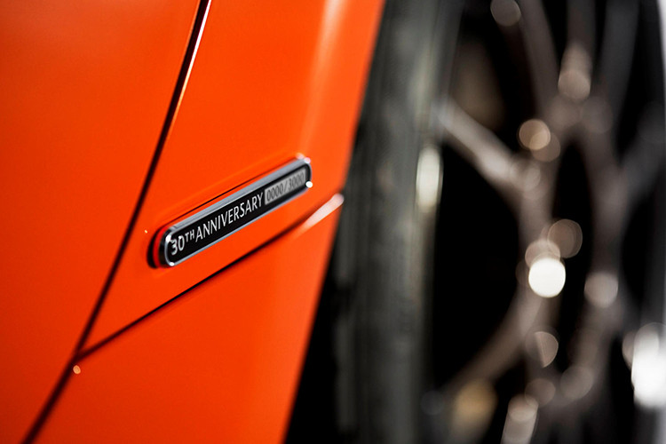 Ngoài màu sắc và mâm xe thiết kế đặc biệt, Mazda MX-5 bản kỷ niệm 30 năm còn trang bị kẹp phanh Brembo màu cam ở bánh trước, trong khi phía sau sử dụng kẹp phanh cùng màu của Nissin.