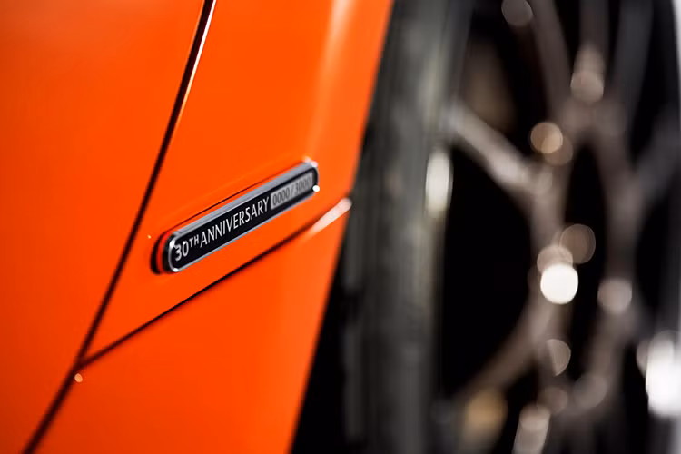 Ngoài màu sắc và mâm xe thiết kế đặc biệt, Mazda MX-5 bản kỷ niệm 30 năm còn trang bị kẹp phanh Brembo màu cam ở bánh trước, trong khi phía sau sử dụng kẹp phanh cùng màu của Nissin.