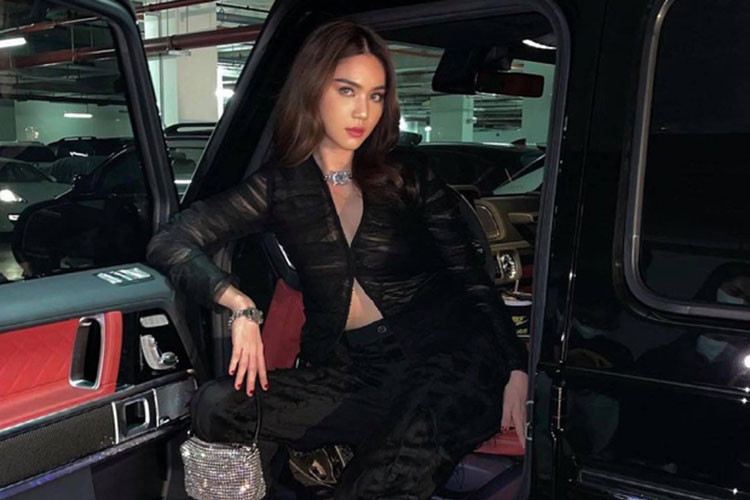 Bên cạnh đó, logo ngôi sao ba cánh đặc trưng của Mercedes đã được thay thế bằng logo chữ B lớn của Brabus. Chưa hết, Brabus 800 còn bao gồm bộ mâm đa chấu 23 inch sơn đen bóng kết hợp cùm phanh màu đỏ có logo Brabus nổi bật, ống xả bằng thép không gỉ,...