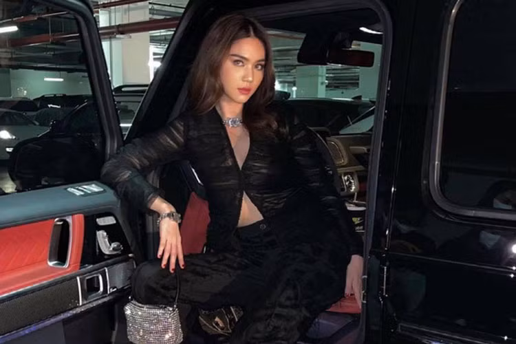 Bên cạnh đó, logo ngôi sao ba cánh đặc trưng của Mercedes đã được thay thế bằng logo chữ B lớn của Brabus. Chưa hết, Brabus 800 còn bao gồm bộ mâm đa chấu 23 inch sơn đen bóng kết hợp cùm phanh màu đỏ có logo Brabus nổi bật, ống xả bằng thép không gỉ,...