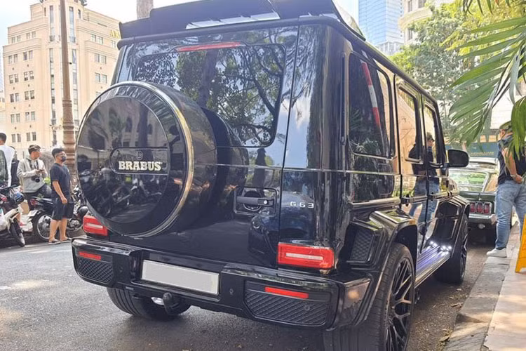 Mercedes-AMG G63 độ Brabus 800 sở hữu khối động cơ tăng áp kép V8 4.0L đã được hiệu chỉnh, cho công suất lên tới 789 mã lực và mô-men xoắn cực đại 1.000 Nm, tăng 212 mã lực và 150 Nm so với nguyên bản. Sức mạnh mới giúp siêu SUV dễ dàng bứt tốc từ 0 - 100 km/h trong 4,1 giây, đạt tốc độ tối đa 240 km/h.