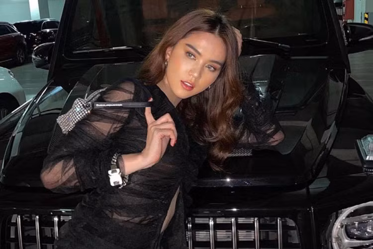 Ngoại hình của SUV hạng sang Mercedes-AMG G63 độ Brabus gây ấn tượng mạnh nhất với hàng loạt chi tiết carbon được bổ sung thêm ở thùng đựng bánh xe dự phòng, cánh lướt gió phía trước, bên hông và trên nóc xe. Chưa hết, bản độ này còn có nắp capô mới hiếu chiến hơn với 2 khe hốc gió nổi.