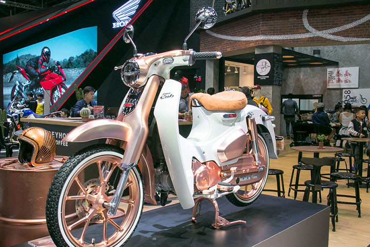 Mới đây, tại một triển lãm xe lớn diễn ra tại Thái Lan, Honda đã mang tới một bất ngờ dành cho các fan của dòng xe máy Honda Super Cub với phiên bản màu vàng hồng - Rose Gold cực kỳ điệu đà và độc đáo.