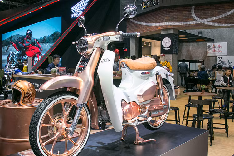 Mới đây, tại một triển lãm xe lớn diễn ra tại Thái Lan, Honda đã mang tới một bất ngờ dành cho các fan của dòng xe máy Honda Super Cub với phiên bản màu vàng hồng - Rose Gold cực kỳ điệu đà và độc đáo.