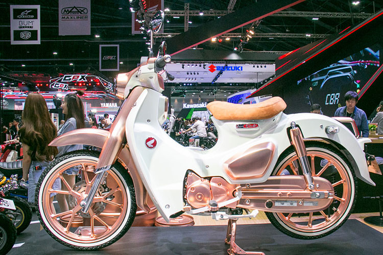 Chiếc xe là Honda Super Cub C125 mới nhưng được khoác lên mình bộ cánh màu hồng cực chất kết hợp với màu trắng ngọc trai, tất cả khiến chiếc xe như một món đồ trang sức giá trị dánh cho người sở hữu.