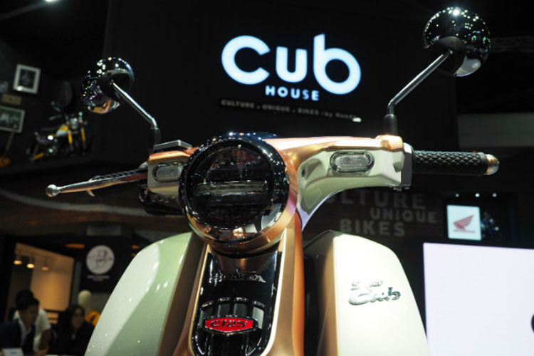 Vốn được lấy cảm hứng từ những phiên bản xe máy Honda Super Cub đầu tiên "đình đám" của mình. Trên phiên bản mới thân xe thiết kế kiểu cơ bản, mặt nạ và phần đầu xe lại chịu ảnh hưởng của thế hệ Super Cub đời đầu. Tuy nhiên, xe được trang bị hiện đại hơn với đèn pha LED 2 tầng, xi nhan nhỏ led và đặc biệt là tay lái vểnh cao.