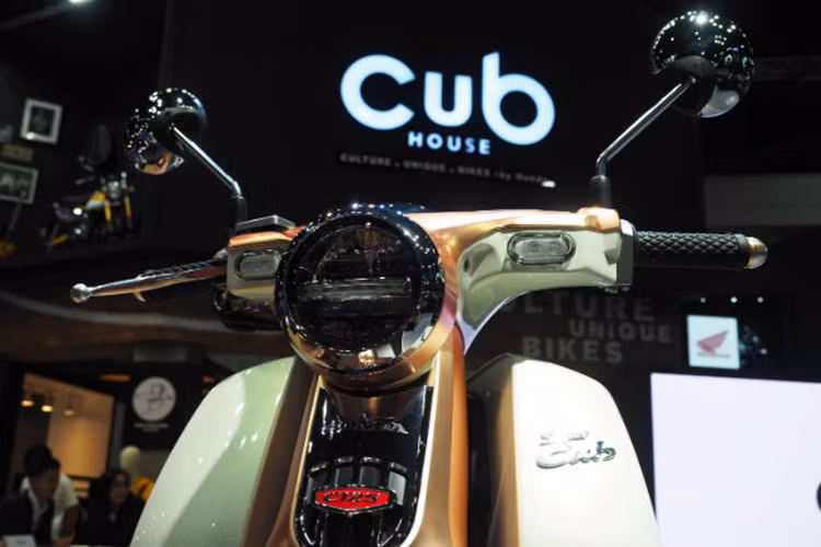 Vốn được lấy cảm hứng từ những phiên bản xe máy Honda Super Cub đầu tiên "đình đám" của mình. Trên phiên bản mới thân xe thiết kế kiểu cơ bản, mặt nạ và phần đầu xe lại chịu ảnh hưởng của thế hệ Super Cub đời đầu. Tuy nhiên, xe được trang bị hiện đại hơn với đèn pha LED 2 tầng, xi nhan nhỏ led và đặc biệt là tay lái vểnh cao.