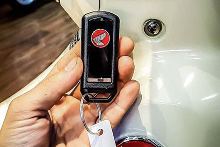 Một điểm khá thú vị là Honda Cub C125 được trang bị chìa khoá thông minh Smart Key giống như nhiều mẫu xe tay ga từ cao cấp đến bình dân của Honda Việt Nam hiện nay, thay vì chìa khoá cơ như bình thường. Xe vẫn giữ nguyên bộ yên đơn truyền thống của Super Cub nhưng phía sau để trống dành cho tuỳ chọn người dùng muốn thay đổi.