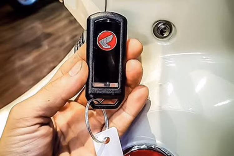 Một điểm khá thú vị là Honda Cub C125 được trang bị chìa khoá thông minh Smart Key giống như nhiều mẫu xe tay ga từ cao cấp đến bình dân của Honda Việt Nam hiện nay, thay vì chìa khoá cơ như bình thường. Xe vẫn giữ nguyên bộ yên đơn truyền thống của Super Cub nhưng phía sau để trống dành cho tuỳ chọn người dùng muốn thay đổi.