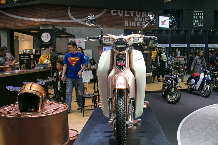 Hiện tại, giá xe Honda Super Cub C125 đã chính thức được Honda phân phối chính hãng ở mức 85 triệu đồng tại Việt Nam. Phiên bản Rose Gold cực điệu đà từ Cub C125 trong bài viết này chỉ được trưng bày chứ không công bố mức giá bán ra tại thị trường Thái Lan.