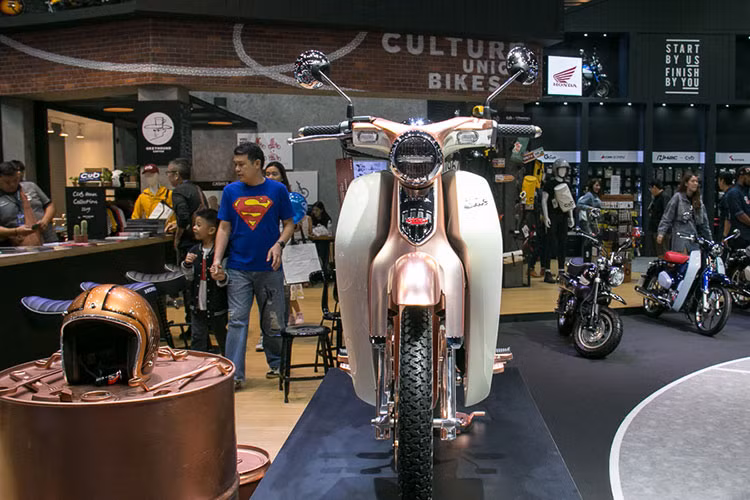 Hiện tại, giá xe Honda Super Cub C125 đã chính thức được Honda phân phối chính hãng ở mức 85 triệu đồng tại Việt Nam. Phiên bản Rose Gold cực điệu đà từ Cub C125 trong bài viết này chỉ được trưng bày chứ không công bố mức giá bán ra tại thị trường Thái Lan.