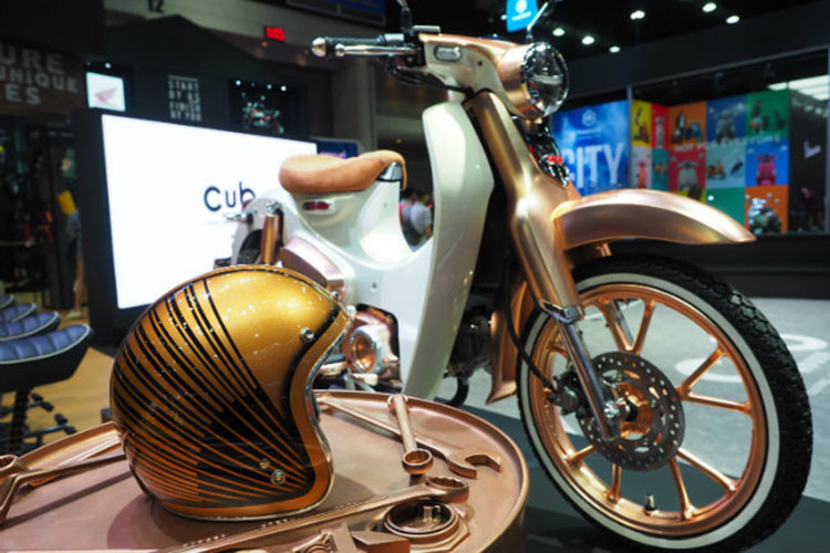 Honda Cub C125 khá khác biệt khi nhìn từ phía sau nhờ vào thiết kế mới của đèn hậu và xi-nhan báo rẽ bởi nó đã được làm mới lại hoàn toàn bằng dạng led hiện đại. Thay vì vành nan, chiếc xe có cặp bánh bằng nhôm đúc 5 cánh kép đẹp mắt, nhưng vẫn sử dụng phanh đùm quen thuộc. Bộ giảm xóc giò gà đặc trưng của Cub đã được Honda làm mới lại để trở thành dạng up side down cao cấp.