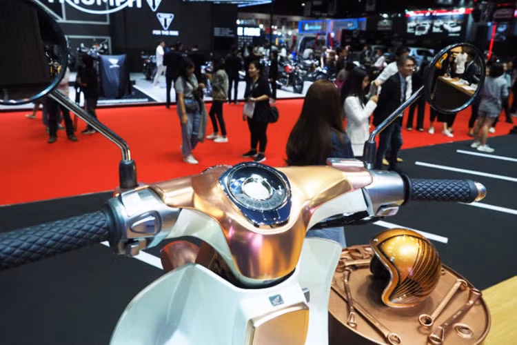 Mặt đồng hồ của xe máy Honda Cub C125 đời mới cũng đã được tích hợp thêm một màn hình điện tử nằm giữa vòng tua tốc độ khiến chiếc xe mang dáng vẻ hiện đại hơn. Cái tên "kim vàng giọt lệ" nay cũng đã không còn xuất hiện trên Cub C125 này bở nó đã thay đổi hoàn toàn.