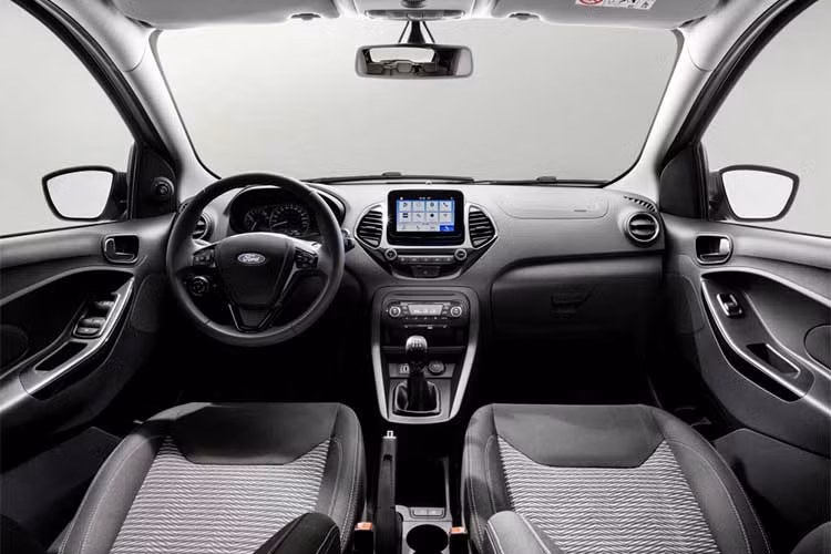Do nằm ở phân khúc giá rẻ nên Ford Ka+ có nội thất chỉ được làm từ các vật liệu tiết kiệm chi phí như nhựa cứng hay vải nỉ. Mặc dù vậy, chiếc xe vẫn sở hữu hệ thống thông tin giải trí SYNC khá hiện đại, tương tự chiếc EcoSport hiện nay trên các phiên bản cao cấp.