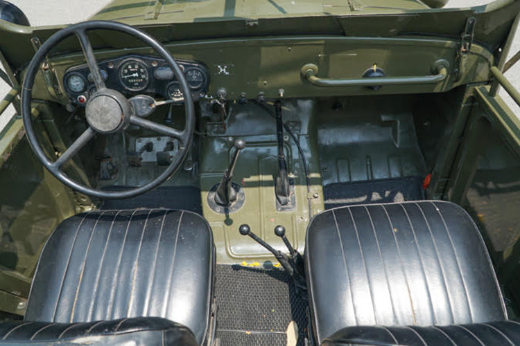 Chiếc GAZ 69 trong bài viết này là kết quả của gần 10 năm vất vả phục dựng của một người yêu xe ở Hà Nội, từ đống “sắt vụn” vứt xó trong kho trở lại long lanh như thưở ban đầu cách đây 48 năm. Đây là chiếc GAZ 69 “đuôi vuông” từng nằm ở một nhà kho ở Nam Định sau đó được một người yêu xe ở Hà Nội sưu tầm.