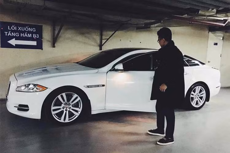 Lướt qua trang Instagram của Jade Nguyen dễ dàng bắt gặp chàng thiếu gia 9X thường xuyên cầm lái, tạo dáng hay khoe những chiếc chìa khoá của các mẫu xe "khủng" như Ferrari, Bentley, BMW i8, Rolls-Royce, Maserati, Audi, Jaguar hay Mercedes-Benz.