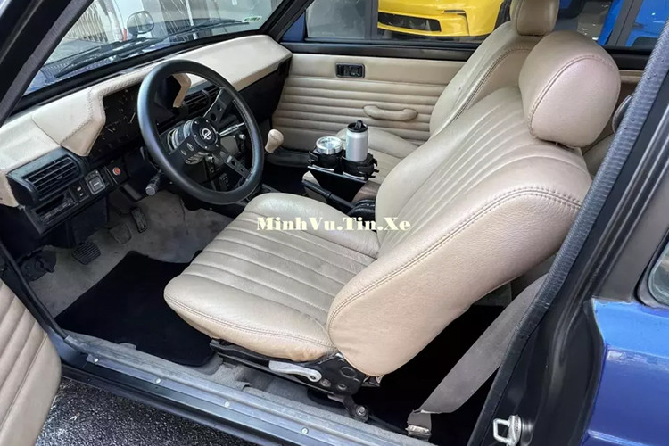 Chiếc Toyota Starlet này sở hữu số đo dài x rộng x cao lần lượt 3.680 x 1.525 x 1.370 (mm). Kích thước này thậm chí nhỏ hơn Hyundai Grand i10 đời mới. Mặc dù đã có tuổi đời 40 năm, chiếc JDM này vẫn có nước sơn ngoại thất khá mới, cho thấy xe đã được bảo dưỡng rất kỹ.