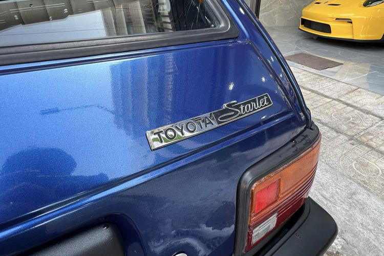 Toyota Starlet đời 1984 này cũng là lần đầu chứng kiến nó chuyển sang dẫn động cầu trước, là định dạng bình thường đối với những chiếc xe cỡ này. Xe thgieets kế kiểu hatchback ba cửa và năm cửa cho mục đích thương mại cũng có mặt ở nhiều thị trường.
