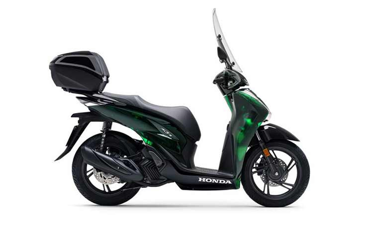 Trong tiếng Ý, Vetro có nghĩa là “thuỷ tinh”, do vậy bộ vỏ của phiên bản xe ga Honda SH Vetro 2024 độc đáo này trong khá bắt mắt với màu xanh thuỷ tinh trong suốt.