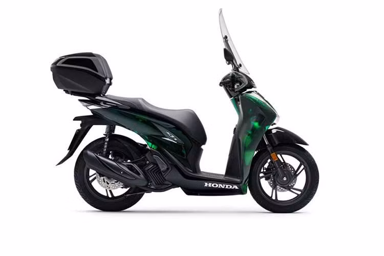Trong tiếng Ý, Vetro có nghĩa là “thuỷ tinh”, do vậy bộ vỏ của phiên bản xe ga Honda SH Vetro 2024 độc đáo này trong khá bắt mắt với màu xanh thuỷ tinh trong suốt.