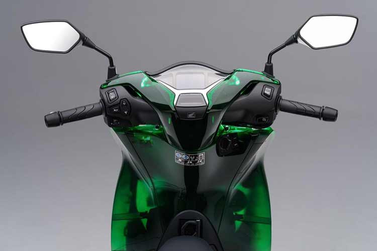 Một số chi tiết khác biệt của Honda SH Vetro so với các phiên bản tiêu chuẩn là tấm chắn bùn phía trước/sau màu đen, logo Honda màu trắng và bộ tem SH màu bạc ở thân xe.