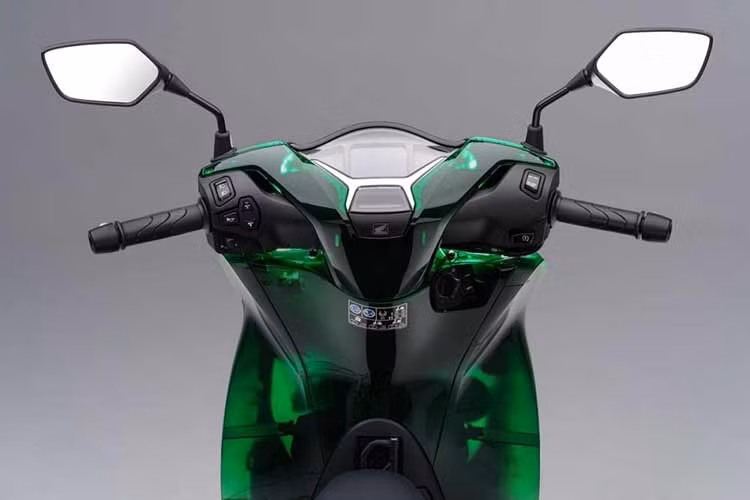 Một số chi tiết khác biệt của Honda SH Vetro so với các phiên bản tiêu chuẩn là tấm chắn bùn phía trước/sau màu đen, logo Honda màu trắng và bộ tem SH màu bạc ở thân xe.