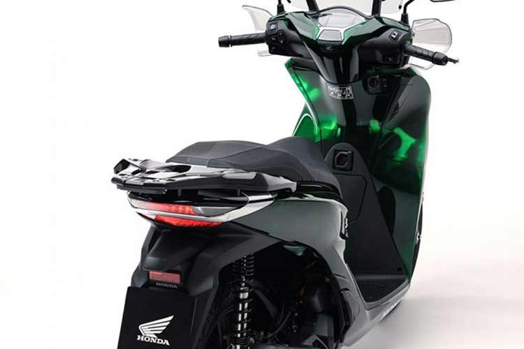 Honda SH 2024 vẫn sử dụng phuộc nhún trước dạng ống lồng, giảm xóc sau lò xo trụ đơn. Bộ vành đường kính 16 inch. Cả 2 bánh đều dùng thắng đĩa nhưng chỉ có bánh trước được trang bị hệ thống chống bó cứng phanh (ABS), hệ thống kiểm soát lực kéo (HSTC).