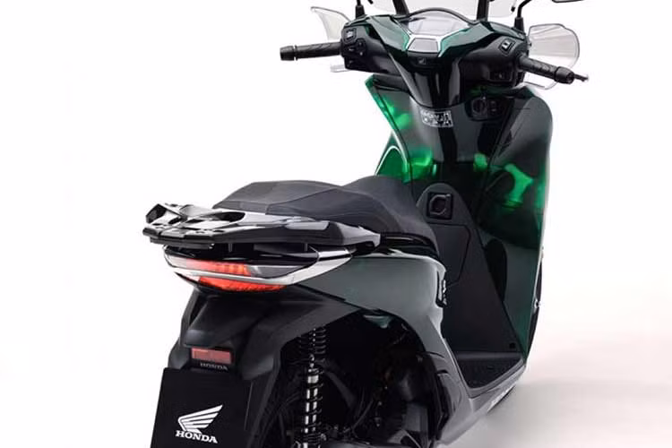 Honda SH 2024 vẫn sử dụng phuộc nhún trước dạng ống lồng, giảm xóc sau lò xo trụ đơn. Bộ vành đường kính 16 inch. Cả 2 bánh đều dùng thắng đĩa nhưng chỉ có bánh trước được trang bị hệ thống chống bó cứng phanh (ABS), hệ thống kiểm soát lực kéo (HSTC).