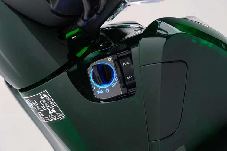 Ngoài bộ vỏ khá đặc biệt này, Honda SH 2024 phiên bản Vetro được trang bị thêm một số phụ kiện như kính bảo vệ phần đầu xe, thùng chở hàng phía sau. 