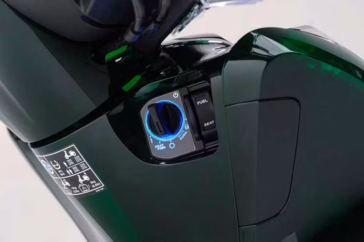 Ngoài bộ vỏ khá đặc biệt này, Honda SH 2024 phiên bản Vetro được trang bị thêm một số phụ kiện như kính bảo vệ phần đầu xe, thùng chở hàng phía sau. 