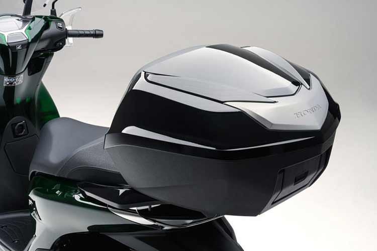 Ngoài ra, Honda SH 2024 cũng đạt tiêu chuẩn khí thải Euro 5. Những trang bị đáng chú ý trên xe tay ga cao cấp này gồm đèn pha LED, cụm đồng hồ là màn hình LCD hỗ trợ kết nối với smartphone.