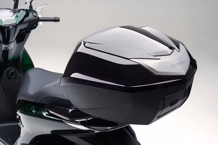 Ngoài ra, Honda SH 2024 cũng đạt tiêu chuẩn khí thải Euro 5. Những trang bị đáng chú ý trên xe tay ga cao cấp này gồm đèn pha LED, cụm đồng hồ là màn hình LCD hỗ trợ kết nối với smartphone.