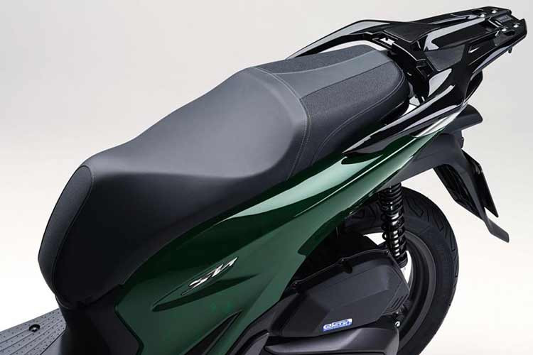 Honda SH 125i và SH 150i 2024 bản Vetro đều có thêm chi tiết màu đen xung quanh bảng điều khiển, yếm. Những đường chỉ khâu màu đỏ đầy phong cách trên ghế và logo với đồ họa riêng biệt.