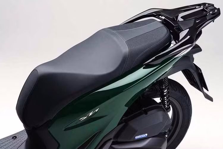 Honda SH 125i và SH 150i 2024 bản Vetro đều có thêm chi tiết màu đen xung quanh bảng điều khiển, yếm. Những đường chỉ khâu màu đỏ đầy phong cách trên ghế và logo với đồ họa riêng biệt.