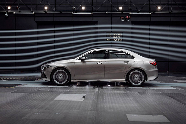 Với chiều dài tổng thể 4.549mm, A-Class Sedan nhỉnh hơn 130mm so với người anh em hatchback A-Class, mặc dù cả hai đều có chung trục cơ sở dài 2.729mm. Nhờ dài hơn mà dung tích khoang cốp của A-Class Sedan cũng nhiều hơn 50 lít so với bản hatchback, đạt mức 420 lít.