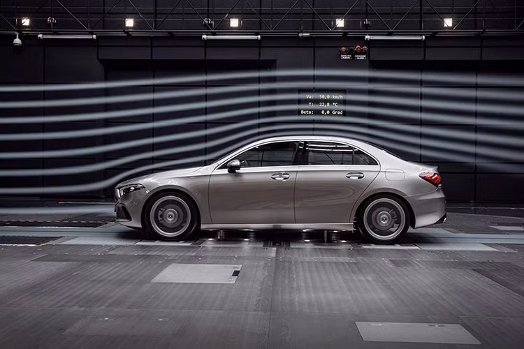 Với chiều dài tổng thể 4.549mm, A-Class Sedan nhỉnh hơn 130mm so với người anh em hatchback A-Class, mặc dù cả hai đều có chung trục cơ sở dài 2.729mm. Nhờ dài hơn mà dung tích khoang cốp của A-Class Sedan cũng nhiều hơn 50 lít so với bản hatchback, đạt mức 420 lít.