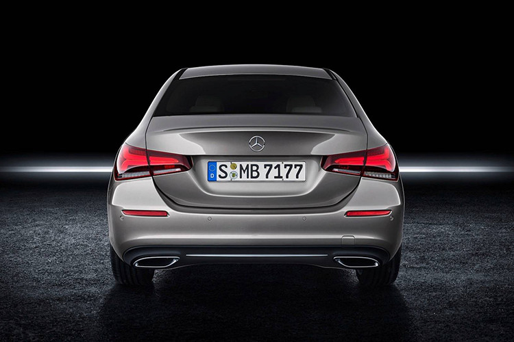 Vòng ra bên sườn, có thể thấy Mercedes-Benz A-Class Sedan 2019 được trang bị đường gân nằm thấp đơn giản và kính cửa sổ dốc xuống. Riêng thiết kế đuôi xe của Mercedes-Benz A-Class Sedan 2019 không giống với phiên bản L ở thị trường Trung Quốc. Tại đây, hãng Mercedes-Benz dùng đèn hậu 2 mảnh góc cạnh để trang trí cho đuôi xe đồng thời nhấn mạnh chiều rộng.